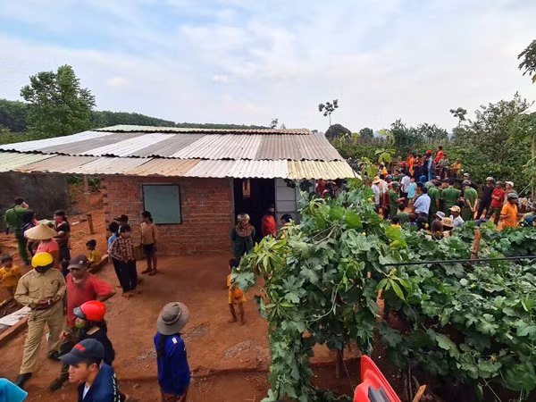 Lực lượng chức năng và người dân tập trung tại hiện trường vụ tai nạn do ngạt khí giếng ở làng Ser Dơ Mó (xã Kông Htok, huyện Chư Sê) chiều 15-5. Ảnh: L.V.N