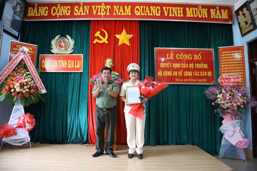 Đại tá Rah Lan Lâm - Phó Giám đốc Công an tỉnh trao Quyết định cho Thượng tá Lương Thị Thu Quỳnh (nguồn: http://congan.gialai.gov.vn)