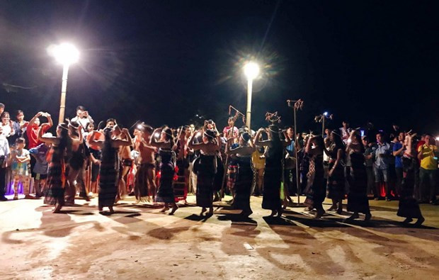 Biểu diễn văn nghệ tại Làng du lịch sinh thái cộng đồng Bha Lêê - Tà Lang phục vụ các du khách đến tham quan. (Ảnh: TTXVN phát)