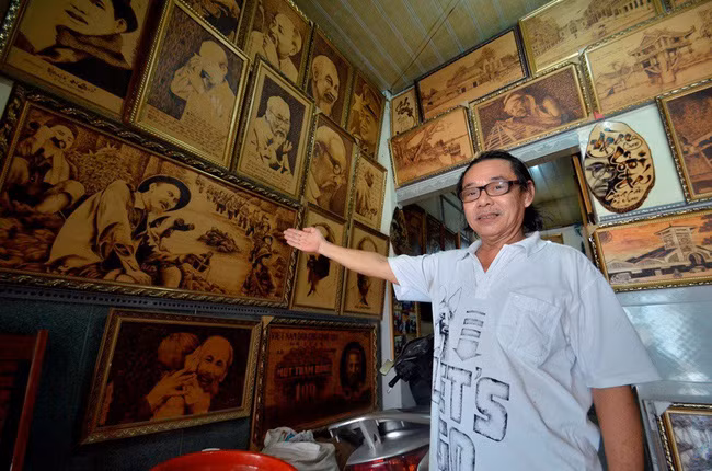 Kỷ lục gia Hồ Ngọc Hiếu - họa sĩ giữ kỷ lục Người vẽ chân dung Bác Hồ bằng bút lửa nhiều nhất (năm 2013).