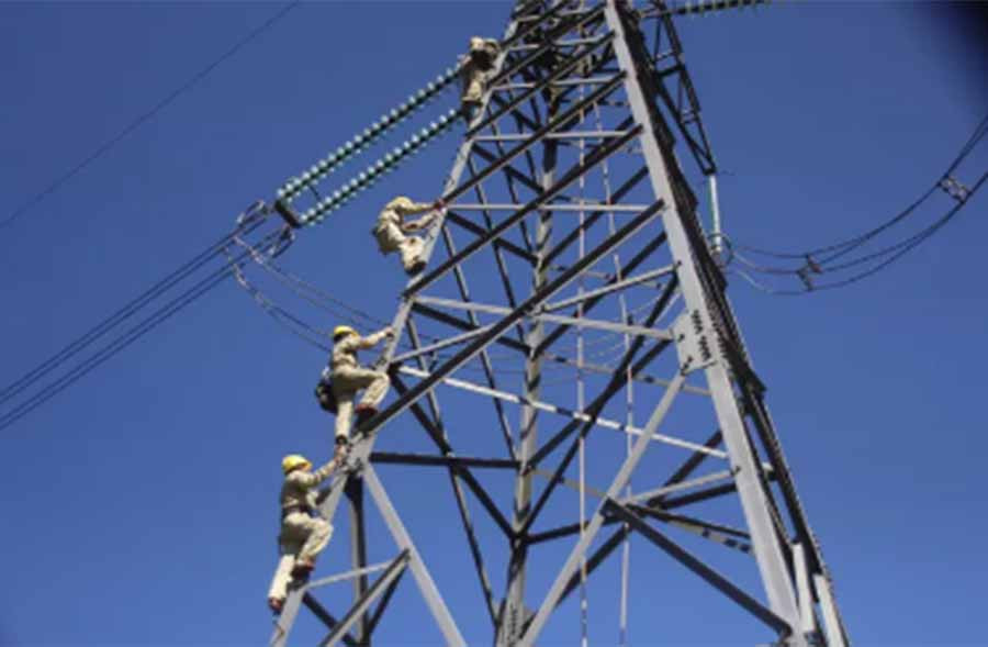 Công nhân truyền tải điện đại tu đường dây truyền tải 500 KV Bắc Nam đoạn từ Nho Quan - Hà Tĩnh