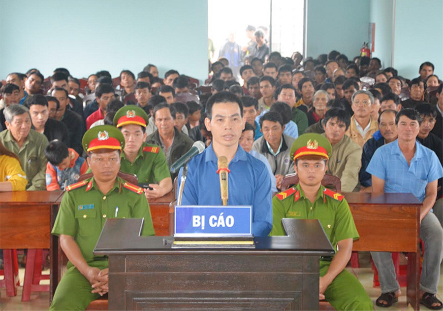 Ngày 9-8-2019, Tòa án nhân dân tỉnh xét xử lưu động, tuyên phạt bị cáo Rah Lan Híp (xã Ia Băng, huyện Chư Prông) 7 năm tù về tội “Phá hoại chính sách đoàn kết”. Ảnh: HỮU TRƯỜNG Ngày 9-8-2019, Tòa án nhân dân tỉnh xét xử lưu động, tuyên phạt bị cáo Rah Lan Híp (xã Ia Băng, huyện Chư Prông) 7 năm tù về tội “Phá hoại chính sách đoàn kết”. Ảnh: HỮU TRƯỜNG