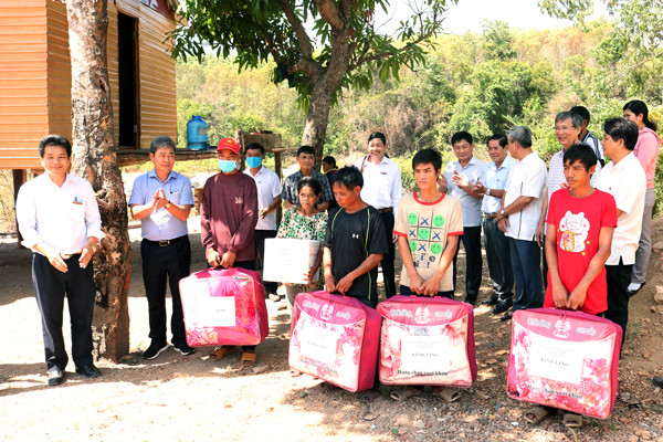 Các đơn vị, doanh nghiệp tặng một số vật dụng sinh hoạt và nhu yếu phẩm cho các gia đình. Ảnh: P.N