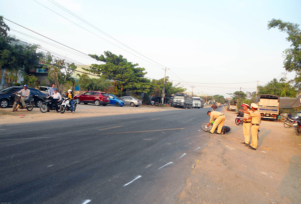 Hiện trường một vụ tai nạn giao thông xảy ra trên quốc lộ 19 đoạn qua huyện Đak Pơ , nguyên nhân do mặt đường hẹp. Ảnh: N.M