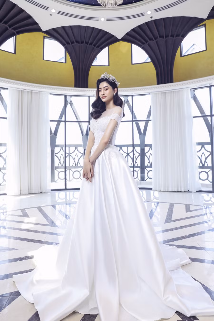 Sinh năm 2000, Lương Thuỳ Linh là hoa hậu đại diện cho thế hệ mới, trẻ trung, năng động, không gò bó bản thân theo một hình tượng nhất định. Ảnh: Viết Quý. 