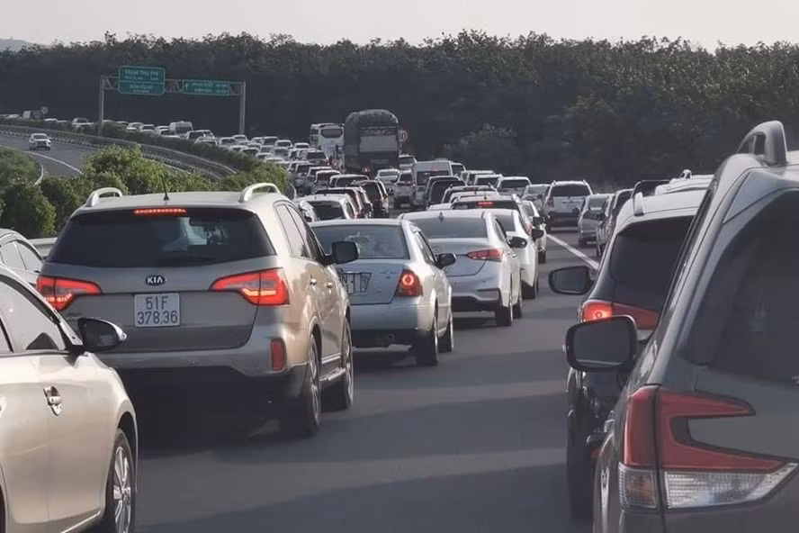 Ùn tắc kéo dài trên tuyến cao tốc Long Thành – Dầu Giây. Ảnh Trung Nghĩa