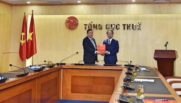 Ông Phạm Đức Thường nhận quyết định bổ nhiệm giữ chức Vụ trưởng Vụ Dự toán thuế từ ngày 1-5-2020 - Ảnh: Tạp Chí Thuế Ông Phạm Đức Thường nhận quyết định bổ nhiệm giữ chức Vụ trưởng Vụ Dự toán thuế từ ngày 1-5-2020 - Ảnh: Tạp Chí Thuế