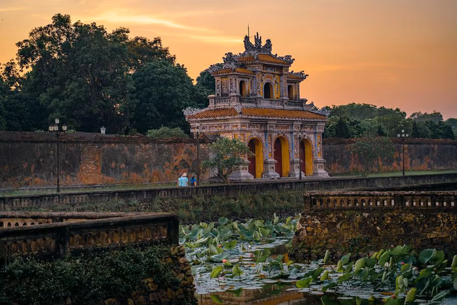 Nằm ở phía Tây Hoàng Thành, cửa Chương Đức là công trình có giá trị nghệ thuật cao, được xây bằng kỹ thuật ghép sành sứ trên nền vôi vữa. Vẻ đẹp tinh xảo của công trình nổi bật trong buổi bình minh, được tô điểm bằng nét mềm mại của hồ sen bao quanh. Theo quy định của triều đình, cửa Chương Đức vốn dành riêng cho các bà hoàng và cung nữ ra vào Hoàng thành. Ngày nay, cửa chỉ được mở vào các dịp lễ hội để phục vụ khách tham quan.