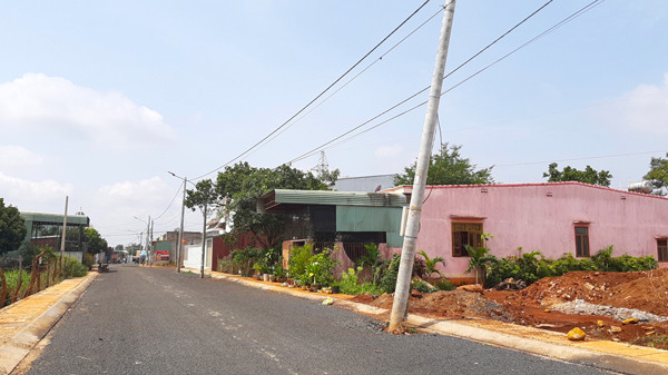 Một cột điện dưới lòng đường bị nghiêng. Ảnh: N.T