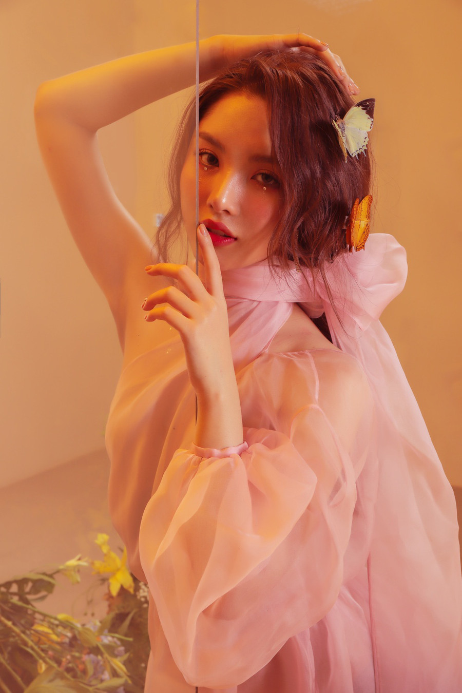 Trong bộ ảnh mới, Mỹ Huyền hoá thân nàng công chúa cổ tích xinh đẹp nhưng lại bị nhốt trong một chiếc tủ kính với rất nhiều cây cỏ, hoa lá.