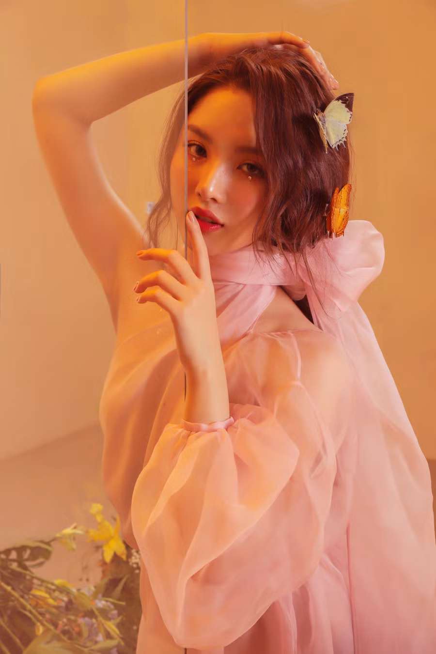 Trong bộ ảnh mới, Mỹ Huyền hoá thân nàng công chúa cổ tích xinh đẹp nhưng lại bị nhốt trong một chiếc tủ kính với rất nhiều cây cỏ, hoa lá.