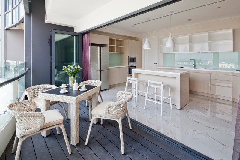 Ở tầng dưới, tất cả các không gian được bố trí liên thông nhau để tạo ra sự mở rộng tối đa cho tầm nhìn và thuận tiện trong sinh hoạt. Ngoài các không gian chức năng cần thiết thì ở tầng dưới còn có một khoảng hiên rộng để nghỉ ngơi, thư giãn. Ở tầng dưới, tất cả các không gian được bố trí liên thông nhau để tạo ra sự mở rộng tối đa cho tầm nhìn và thuận tiện trong sinh hoạt. Ngoài các không gian chức năng cần thiết thì ở tầng dưới còn có một khoảng hiên rộng để nghỉ ngơi, thư giãn.