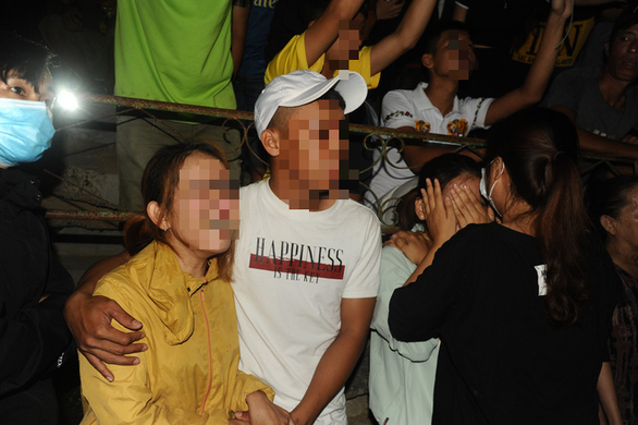 Người thân nạn nhân đau đớn - Ảnh: LÊ TRUNG