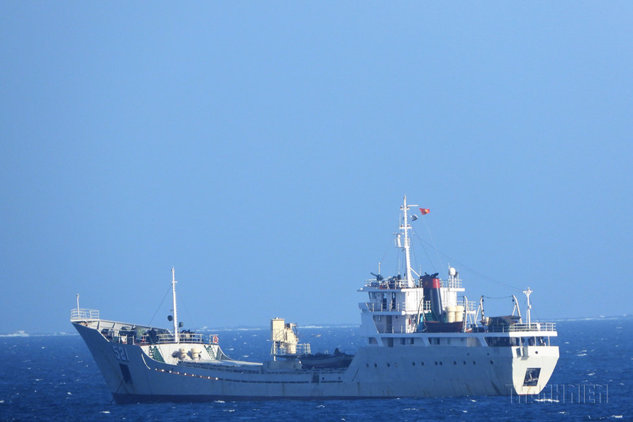  Tàu vận tải đổ bộ 521 (hải đội 413, lữ đoàn 955, Bộ tư lệnh vùng 4 hải quân) trực tại khu vực đảo chìm Tốc Tan (trường Sa) - Ảnh: Mai Thanh Hải