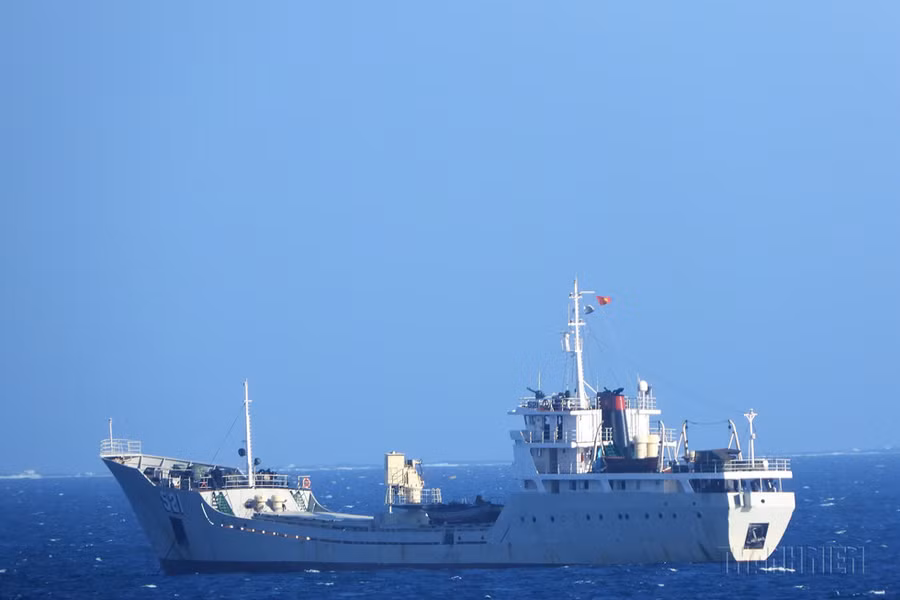  Tàu vận tải đổ bộ 521 (hải đội 413, lữ đoàn 955, Bộ tư lệnh vùng 4 hải quân) trực tại khu vực đảo chìm Tốc Tan (trường Sa) - Ảnh: Mai Thanh Hải