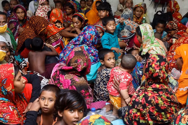 Người dân chen chúc tại một trung tâm trú bão ở vùng Satkhira, Bangladesh - Ảnh Reuters