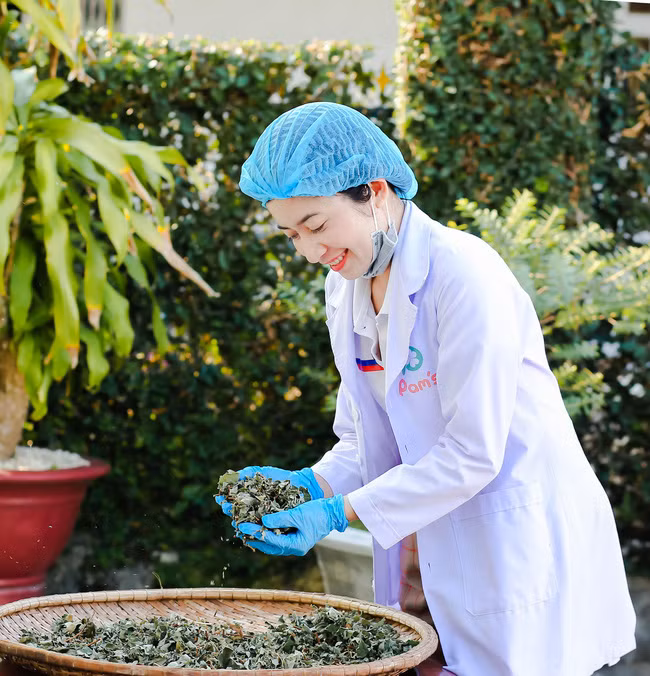 Chị Hằng giới thiệu nguyên liệu thảo mộc dùng để chế biến thành xà phòng, trà gội đầu, trà xông mặt...