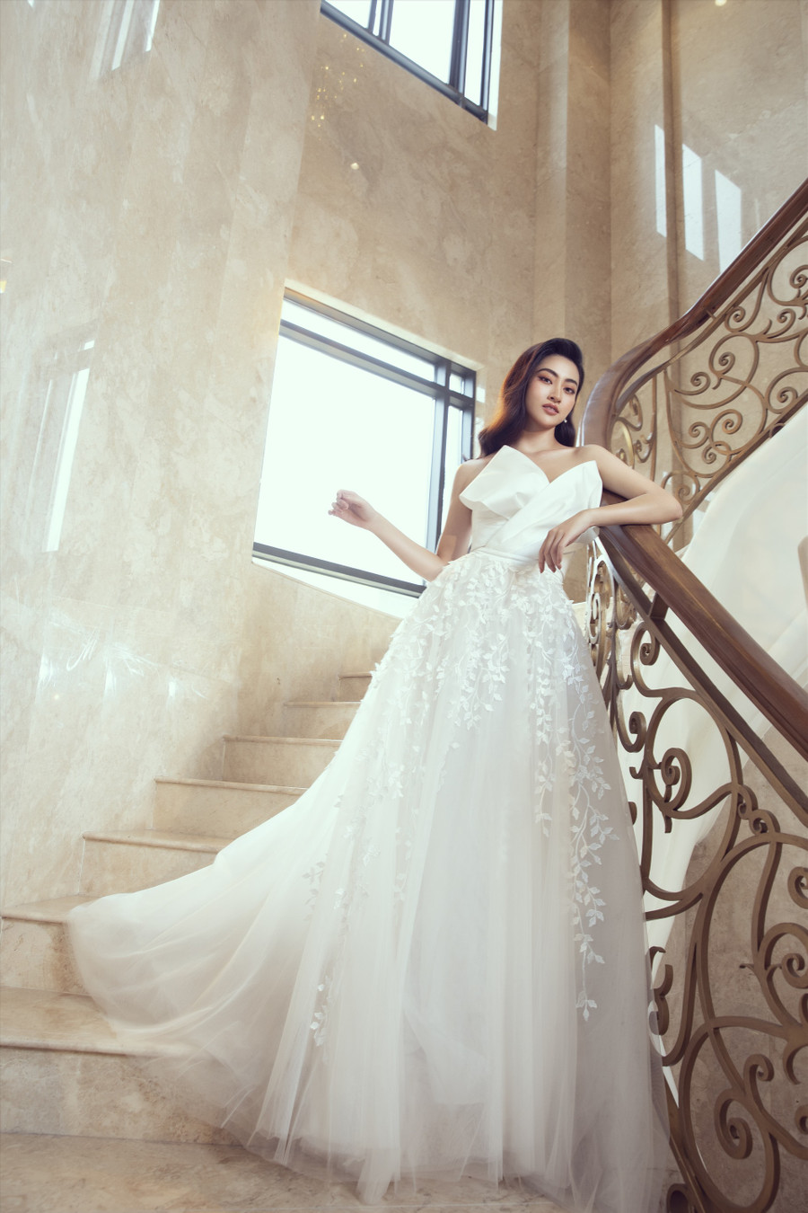 Mặc dù đăng quang chưa được một năm nhưng Lương Thuỳ Linh đã mạnh dạn biến hoá nhiều phong cách khác nhau. Khi dịu dàng, nữ tính nhưng cũng có lúc sexy, gợi cảm hết mực. Ảnh: Viết Quý.