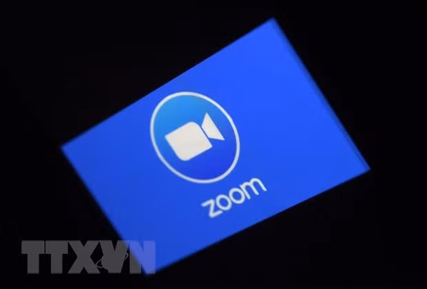 Biểu tượng ứng dụng họp trực tuyến Zoom trên màn hình điện thoại di động. (Nguồn: AFP/TTXVN)