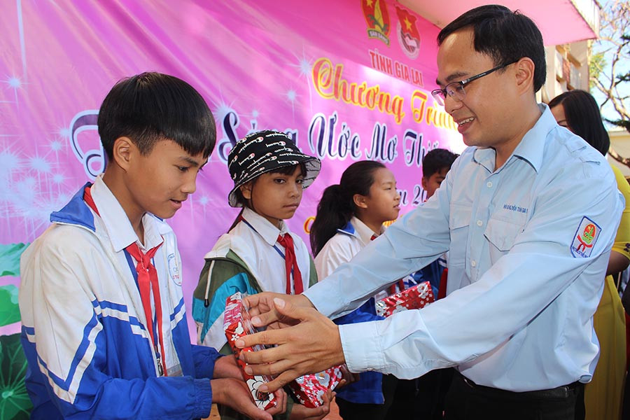 Anh Đỗ Đức Thanh-Phó Chủ tịch Hội đồng Đội tỉnh tặng quà các em học sinh khó khăn tại chương trình “Thắp sáng ước mơ thiếu nhi Gia Lai” tổ chức vào cuối năm 2019. Ảnh: P.L Anh Đỗ Đức Thanh-Phó Chủ tịch Hội đồng Đội tỉnh tặng quà các em học sinh khó khăn tại chương trình “Thắp sáng ước mơ thiếu nhi Gia Lai” tổ chức vào cuối năm 2019. Ảnh: P.L