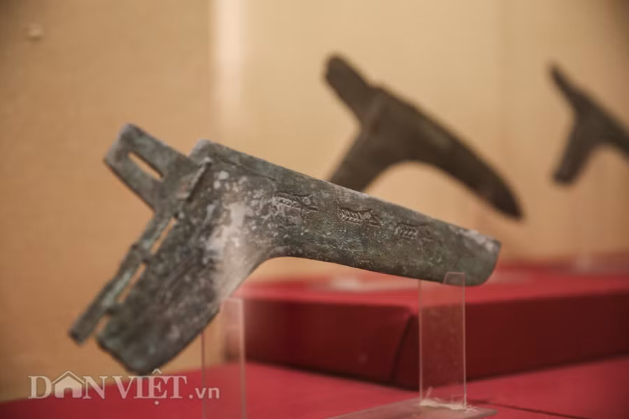  Trên thực tế, các nhà nghiên cứu đã phát hiện nhiều loại vũ khí trong các di chỉ Đông Sơn. Tỉ lệ vũ khí đồng thau thường chiếm quá nửa so với các loại công cụ lao động khác.