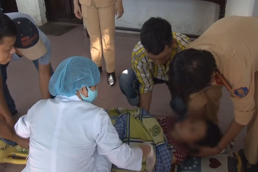 Người phụ nữ nhảy cầu tự tử đã được hai chiến sĩ công an kịp thời cứu sống. Ảnh: CA cung cấp.