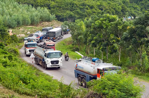 Quốc lộ 19-đoạn qua đèo An Khê khá hẹp, gây nhiều khó khăn cho phương tiện lưu thông. Ảnh: Duy Lê