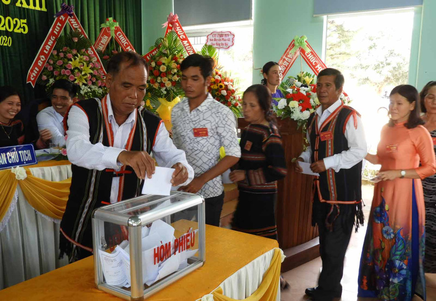 Đảng viên bỏ phiếu bầu Bí thư Đảng ủy xã. Ảnh: Thanh Nhật 