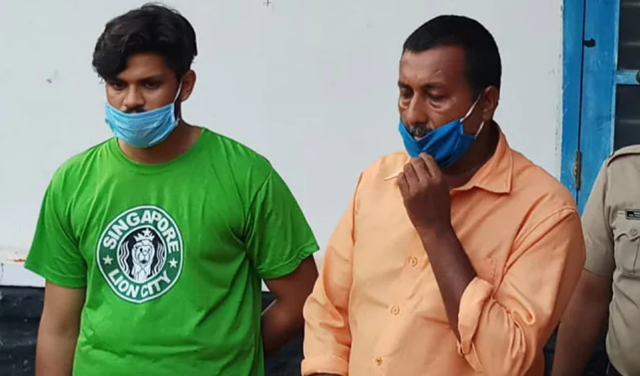 Sooraj (trái) và người bán hai con rắn độc cho hắn. Ảnh: NDTV Sooraj (trái) và người bán hai con rắn độc cho hắn. Ảnh: NDTV