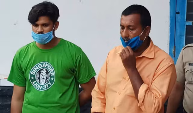  Sooraj (trái) và người bán hai con rắn độc cho hắn. Ảnh: NDTV