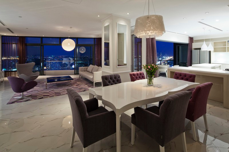 Những đường thẳng, mảng phẳng của phong cách hiện đại kết hợp với một số đường cong của phong cách cổ điển ở đồ nội thất tạo nên một sắc thái vừa mạnh mẽ vừa duyên dáng. Những đường thẳng, mảng phẳng của phong cách hiện đại kết hợp với một số đường cong của phong cách cổ điển ở đồ nội thất tạo nên một sắc thái vừa mạnh mẽ vừa duyên dáng.