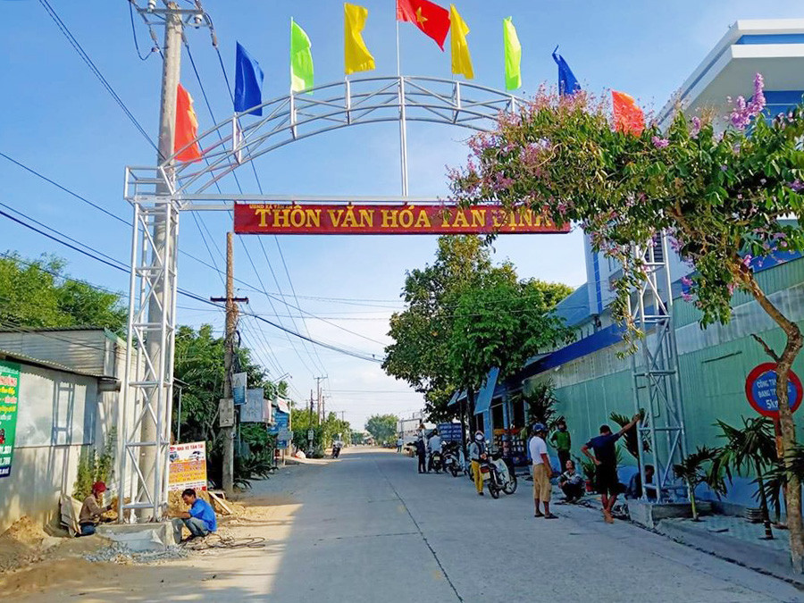 Đoàn viên thanh niên xã Tân An thực hiện công trình thanh niên cổng chào thôn văn hóa Tân Định (xã Tân An, huyện Đak Pơ). Ảnh: P.L