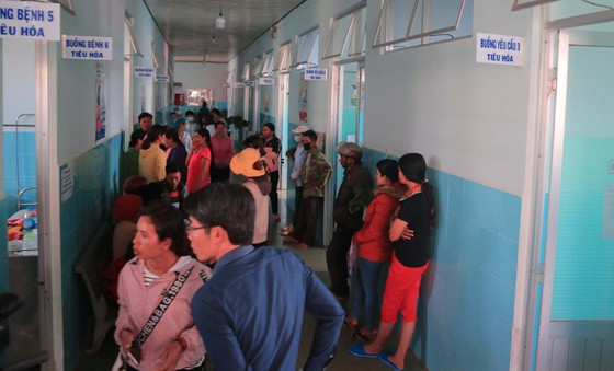 Nhiều phụ huynh học sinh lo lắng khi con em trong trường nhập viện đồng loạt. Ảnh: ĐOÀN KIÊN Nhiều phụ huynh học sinh lo lắng khi con em trong trường nhập viện đồng loạt. Ảnh: ĐOÀN KIÊN