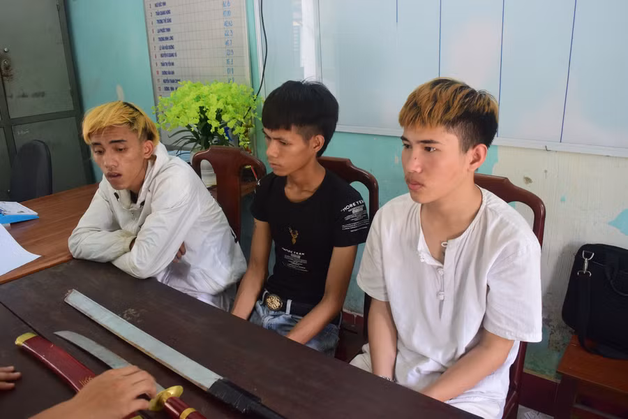 Các đối tượng Dư, Dũng và Quang tại cơ quan công an.