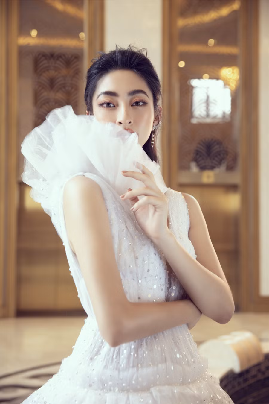 Trong bộ ảnh mới, Hoa hậu Lương Thuỳ Linh hoá thân thành nàng Lọ lem khoác lên mình những chiếc váy lộng lẫy để đi tìm hạnh phúc của đời mình. Ảnh: Viết Quý.