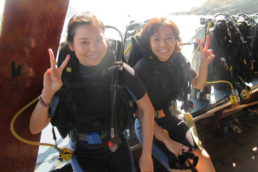 Những nữ du khách đeo bình dưỡng khí chuẩn bị lặn ngắm san hô