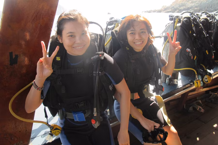 Những nữ du khách đeo bình dưỡng khí chuẩn bị lặn ngắm san hô