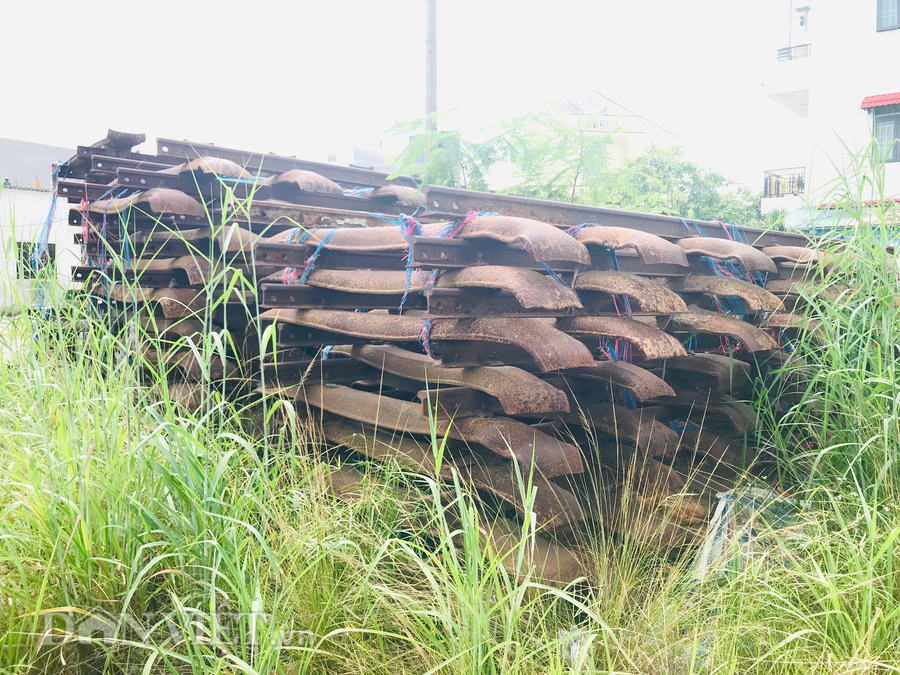 Hàng ngàn thanh ray, tà vẹt là tài sản quốc gia bị tháo dỡ nằm chất đống 5 năm qua. Ảnh: V.D