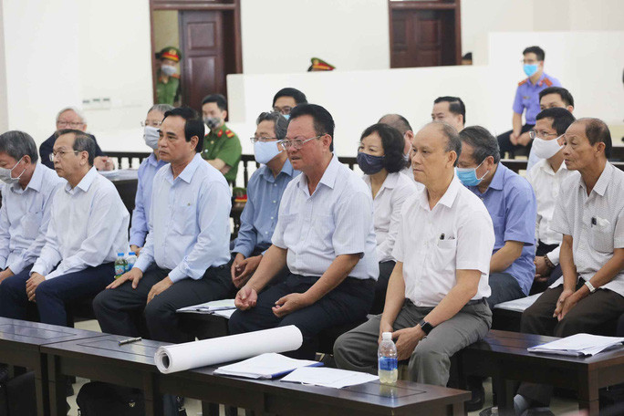 Các bị cáo tại phiên tòa ngày 4-5