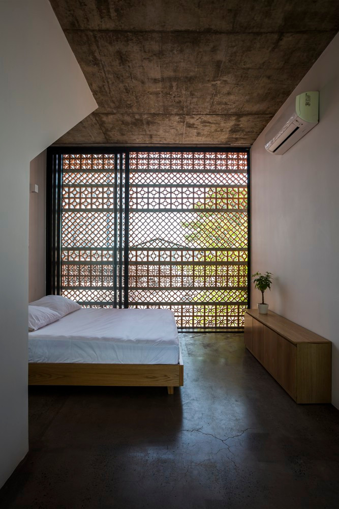 Thêm một cửa trượt bằng kính để gia chủ có thể đóng lại mỗi khi muốn bật điều hòa.