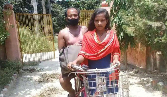  Jyoti cùng cha và chiếc xe đạp đã vượt chặng đường dài 1.200km - Ảnh: ANI