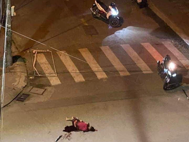 Một thanh niên bị chém gục tại hiện trường - ẢNH: CHỤP TỪ CLIP