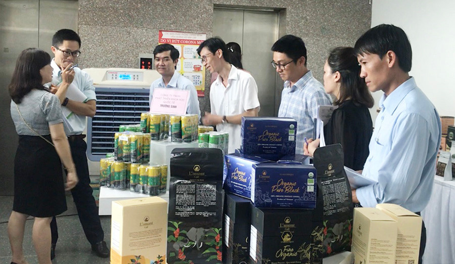 Các sản phẩm, bộ sản phẩm được bình chọn là sản phẩm CNNT tiêu biểu cấp tỉnh năm 2020. Ảnh: V.T Các sản phẩm, bộ sản phẩm được bình chọn là sản phẩm CNNT tiêu biểu cấp tỉnh năm 2020. Ảnh: V.T