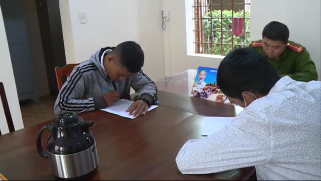 Các thanh niên trong nhóm "phượt thủ" làm việc với cơ quan chức năng. Các thanh niên trong nhóm