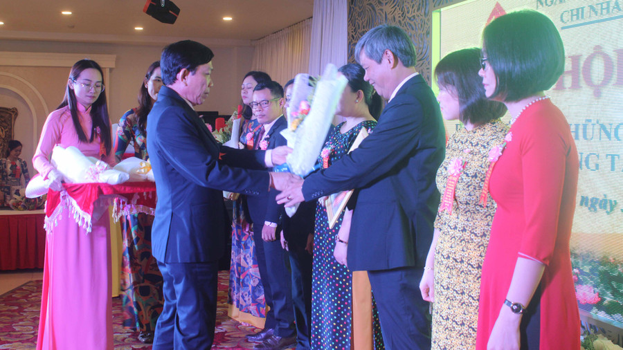 Tại Hội nghị Biểu dương những người lao động giỏi, lao động sáng tạo giai đoạn 2015-2020, Tổng Giám đốc Ngân hàng CSXH Việt Nam đã ghi nhận và khen thưởng cho các tập thể, cá nhân thuộc Chi nhánh Gia Lai. Ảnh: Sơn Ca