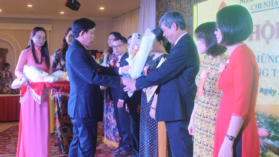 Tại Hội nghị Biểu dương những người lao động giỏi, lao động sáng tạo giai đoạn 2015-2020, Tổng Giám đốc Ngân hàng CSXH Việt Nam đã ghi nhận và khen thưởng cho các tập thể, cá nhân thuộc Chi nhánh Gia Lai. Ảnh: Sơn Ca