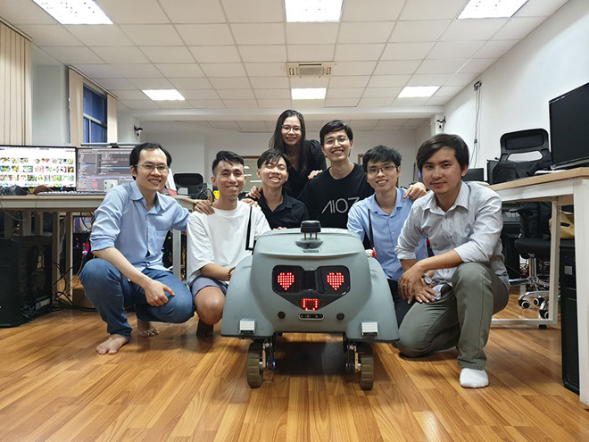 Nhóm người trẻ và robot BeetleBot do họ sáng chế để phục vụ việc phòng chống dịch. ẢNH: V.T
