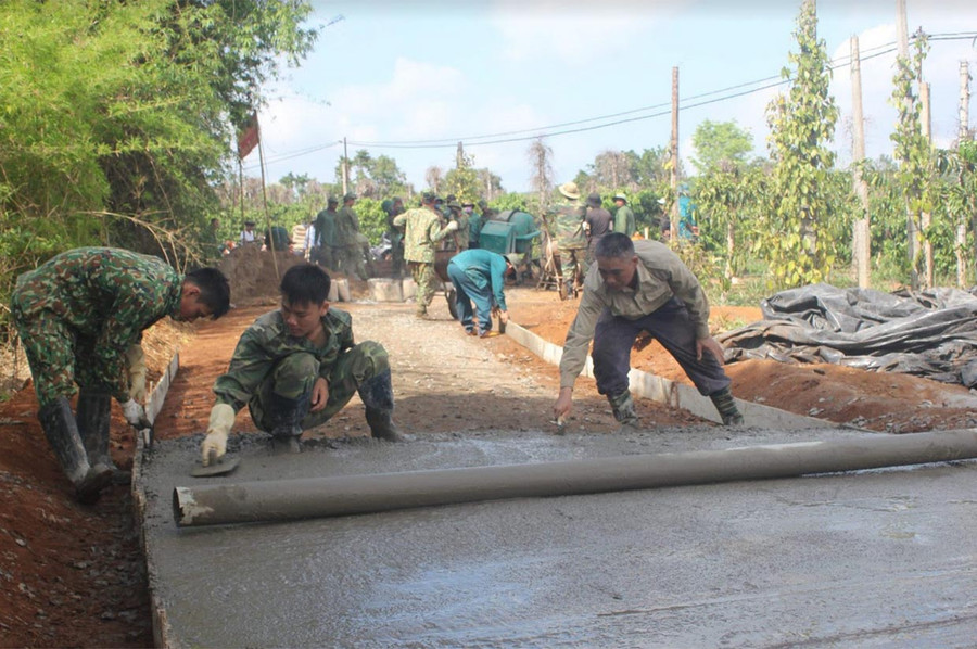  Lực lượng vũ trang huyện Chư Prông giúp dân làng Klũ 2 (xã Ia Drăng) làm đường giao thông nông thôn. Ảnh: A.H
