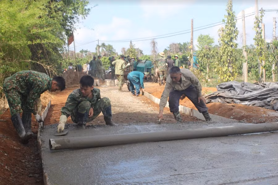 Lực lượng vũ trang huyện Chư Prông giúp dân làng Klũ 2 (xã Ia Drăng) làm đường giao thông nông thôn. Ảnh: A.H Lực lượng vũ trang huyện Chư Prông giúp dân làng Klũ 2 (xã Ia Drăng) làm đường giao thông nông thôn. Ảnh: A.H