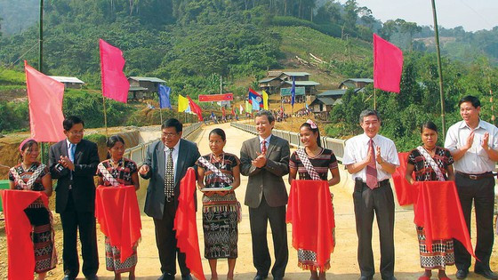 Cầu đường bộ Xê Rôn trị giá 7,3 tỷ đồng do tỉnh Thừa Thiên - Huế viện trợ đã giúp người dân bản Ka Lô thuận lợi trong việc đi lại 